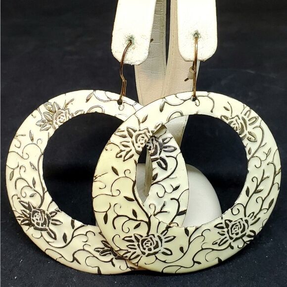 Vintage Jewelry - Vintage Dangling Cream & Gold Floral Hoop Earrings
